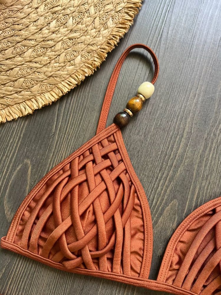Close nos detalhes do Biquíni Feminino Marrom Trançado com Bojo da Moda Origem, com acabamento premium e sustentação perfeita