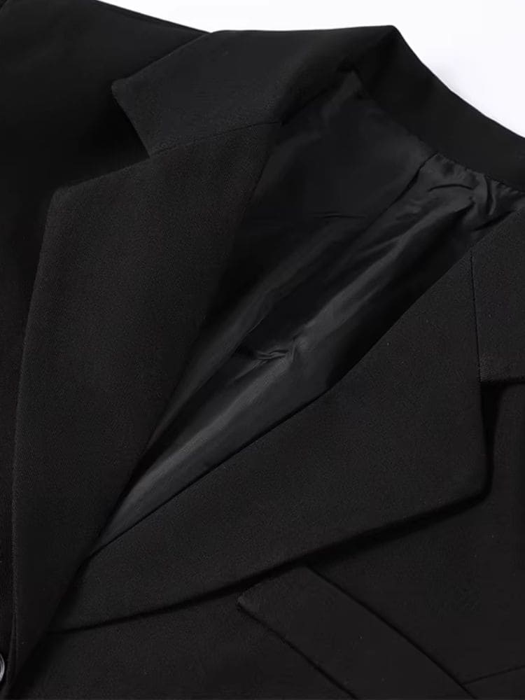 Detalhe do forro acetinado premium no interior do blazer feminino acinturado Moda Origem.