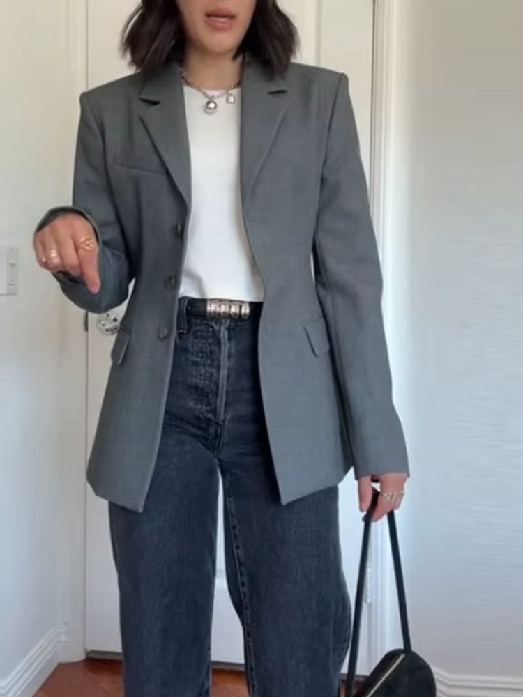 Blazer feminino alfaiataria acinturado na cor cinza grafite tendência inverno 2026 Moda Origem.