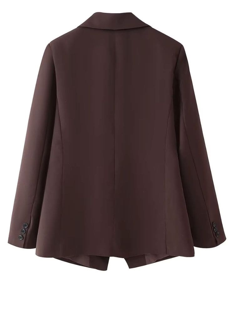  Vista traseira do blazer feminino de alfaiataria alongado marrom, mostrando o corte impecável nas costas e a barra alongada da Moda Origem