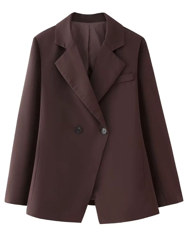Blazer feminino de alfaiataria alongado marrom visto de frente por inteiro, destacando o caimento estruturado e o design sofisticado da coleção Moda Origem