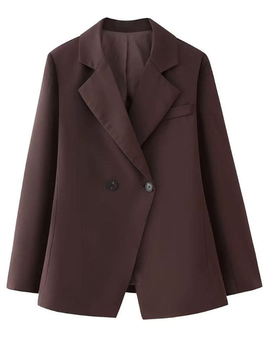 Blazer feminino de alfaiataria alongado marrom visto de frente por inteiro, destacando o caimento estruturado e o design sofisticado da coleção Moda Origem
