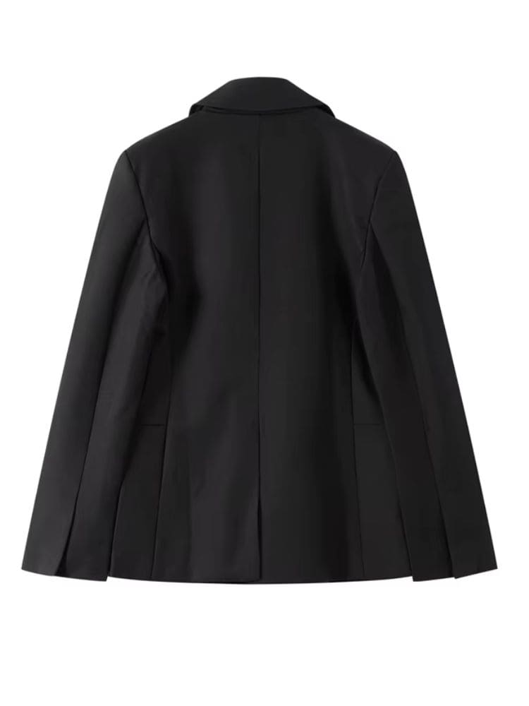Vista de costas do blazer feminino alongado preto mostrando o caimento impecável e ombros estruturados Moda Origem.