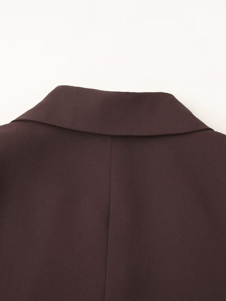 Detalhe posterior da gola e ombros do blazer marrom de alfaiataria Moda Origem, mostrando a sustentação das ombreiras sutis
