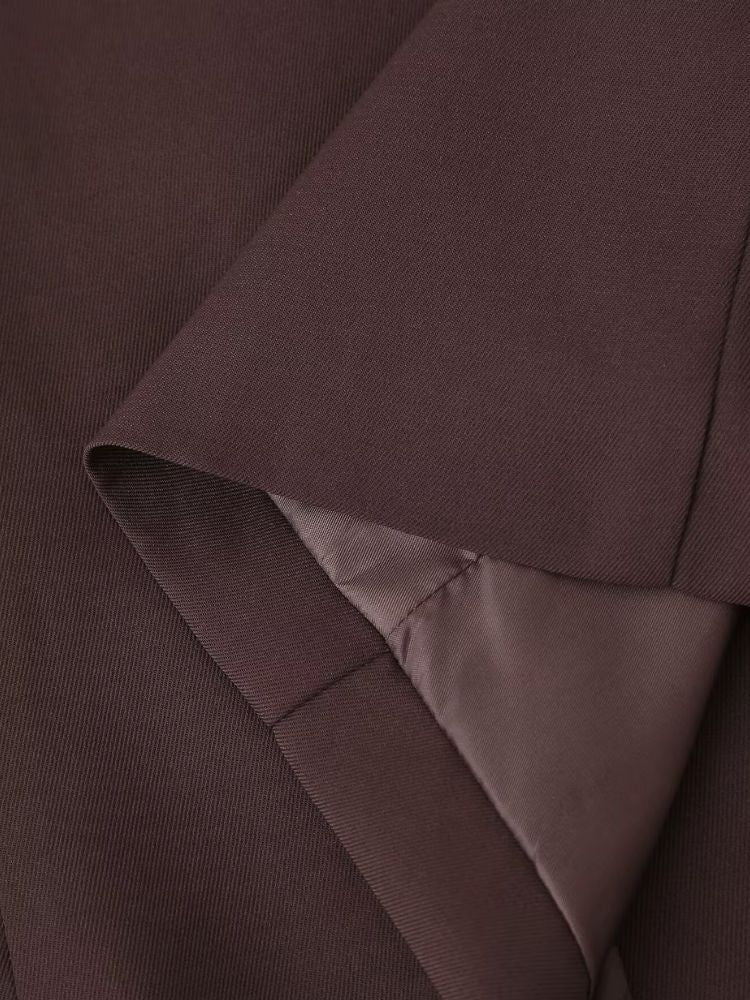 Interior do blazer marrom feminino aberto, mostrando o forro premium acetinado e o alto padrão de costura da Moda Origem