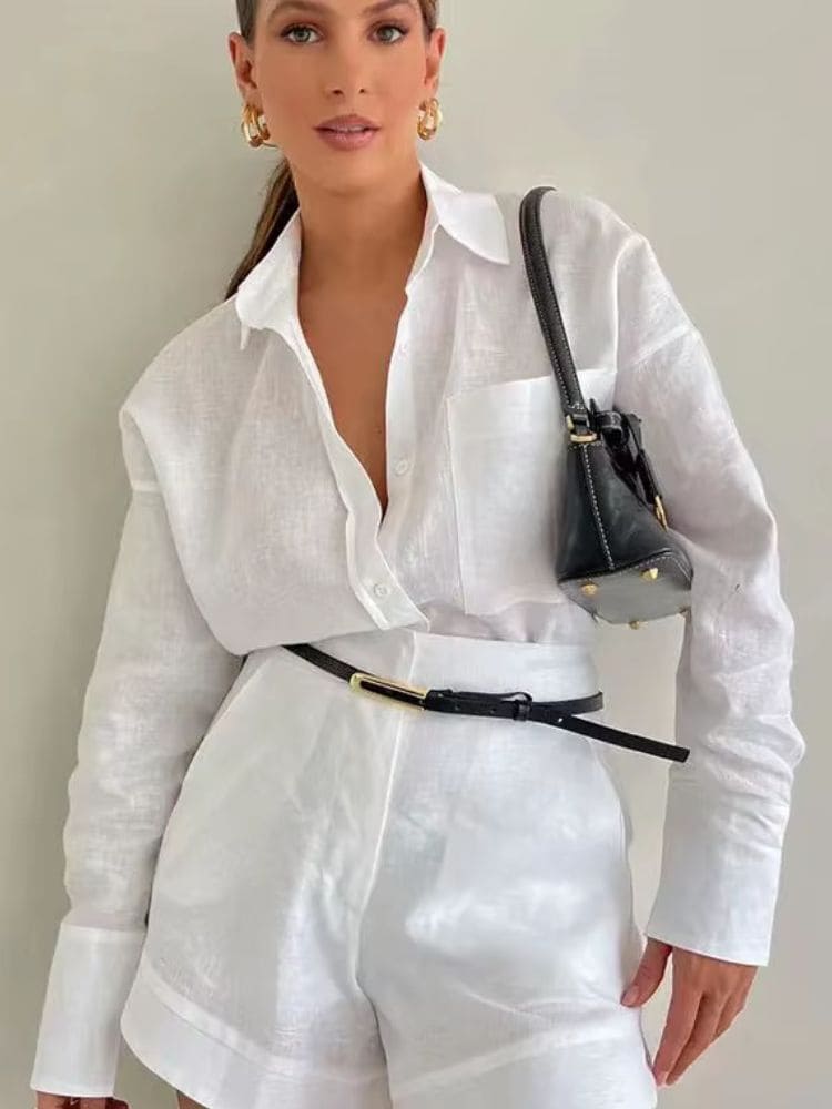 Look de verão completo com o conjunto de alfaiataria branco em linho combinado com cinto, bolsa e brincos elegantes Moda Origem
