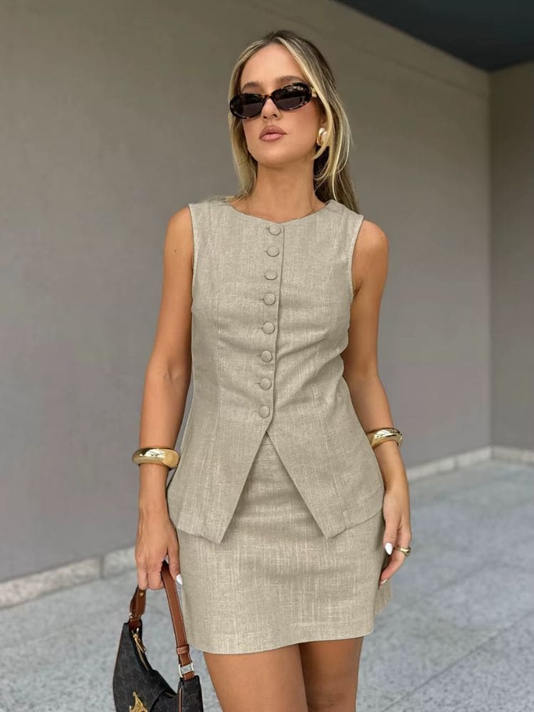 Modelo vestindo Conjunto Alfaiataria Feminino Colete e Saia na cor bege em linho natural da Moda Origem