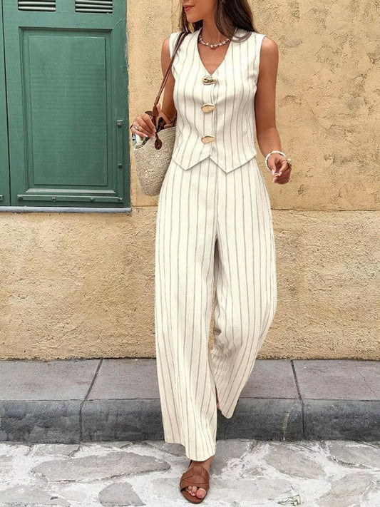 Modelo de frente exibindo o look completo com o conjunto feminino alfaiataria risca de giz colete slim e calça pantalona na Moda Origem