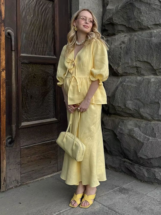 Modelo vestindo Conjunto Feminino Blusa de Manga e Saia Longa na cor amarelo manteiga da Moda Origem