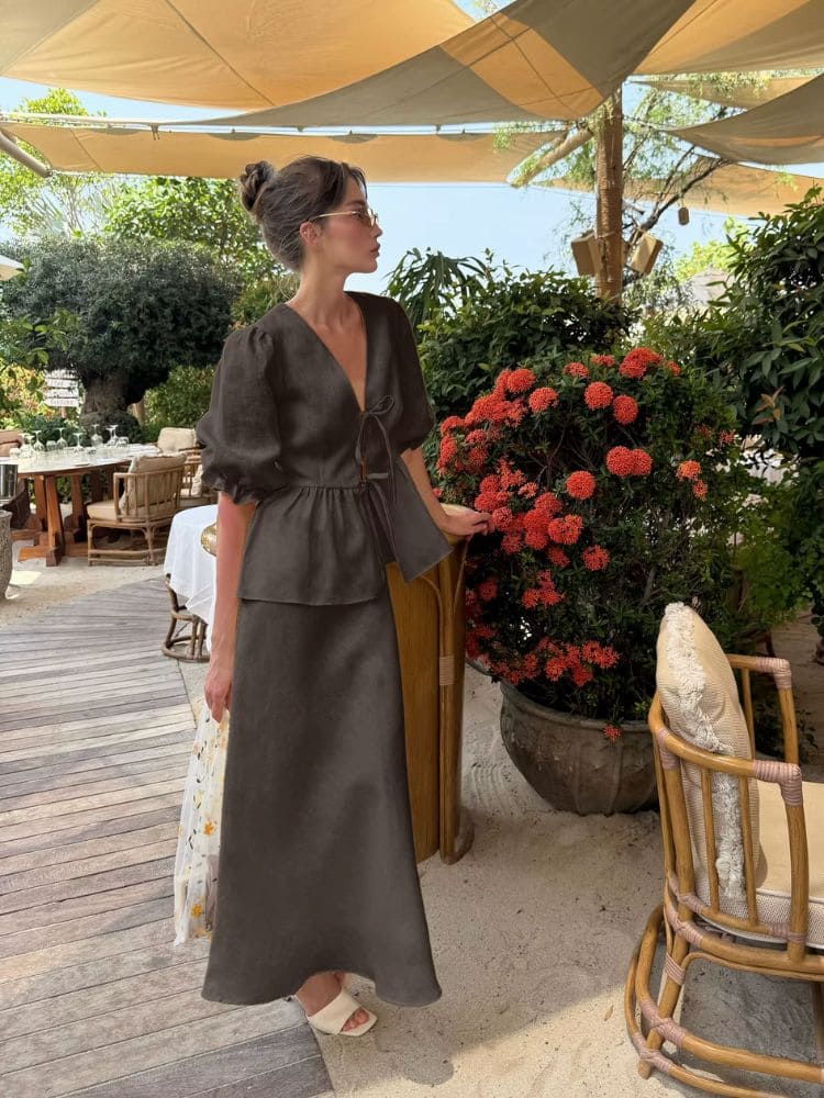 Look casual elegante com conjunto de saia longa e blusa peplum marrom terroso Moda Origem
