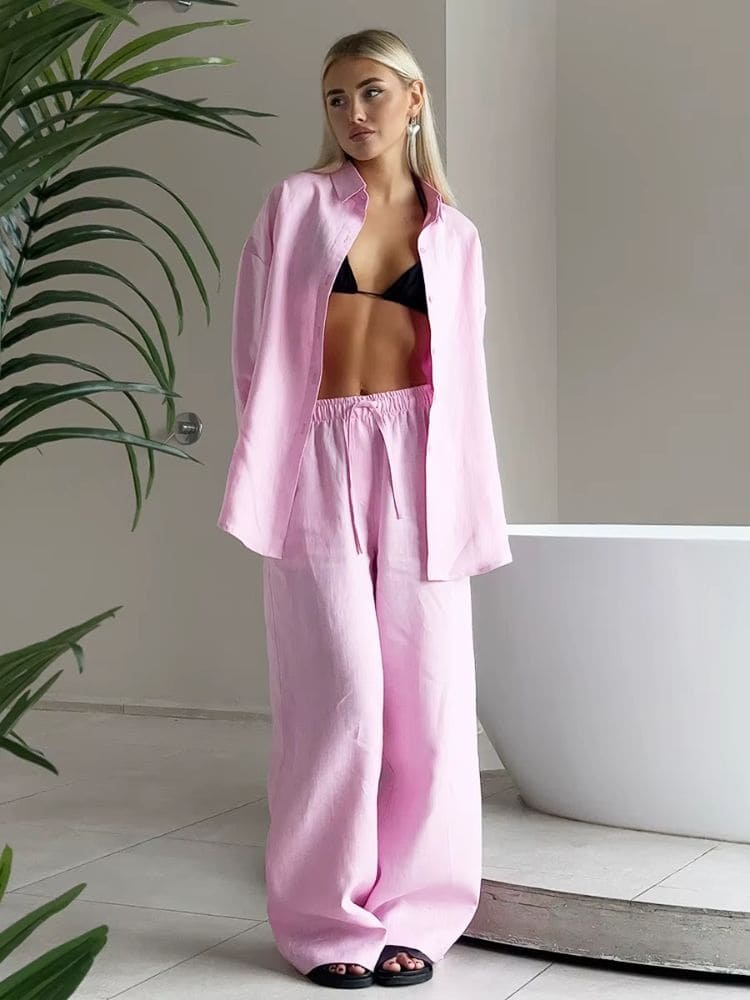 Modelo posando de frente com o look completo do conjunto feminino em linho na cor rosa bebê da Moda Origem.