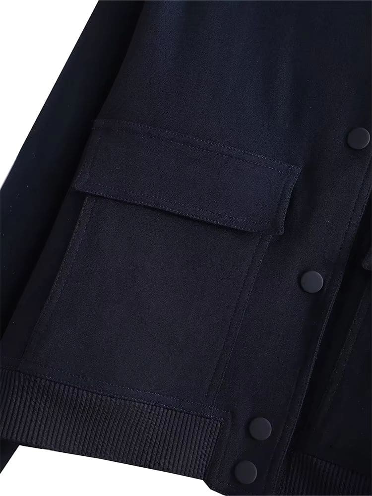 Close no bolso frontal com lapela estruturada estilo utility chic da jaqueta bomber Moda Origem.