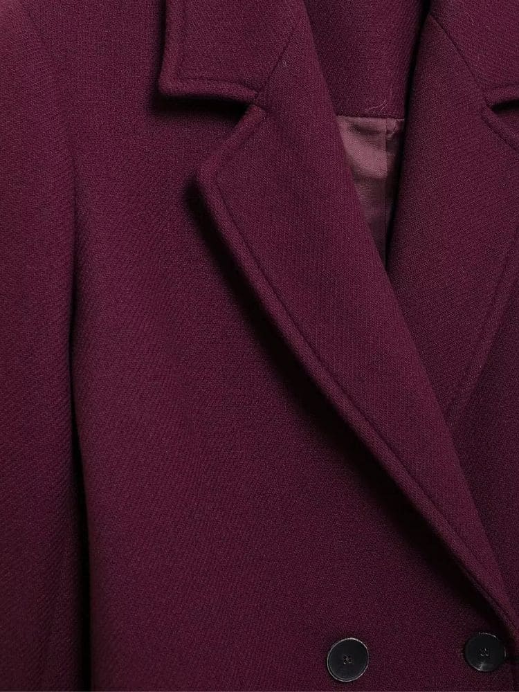 Detalhe da gola lapela entalhada e estruturada do sobretudo feminino de lã premium Moda Origem