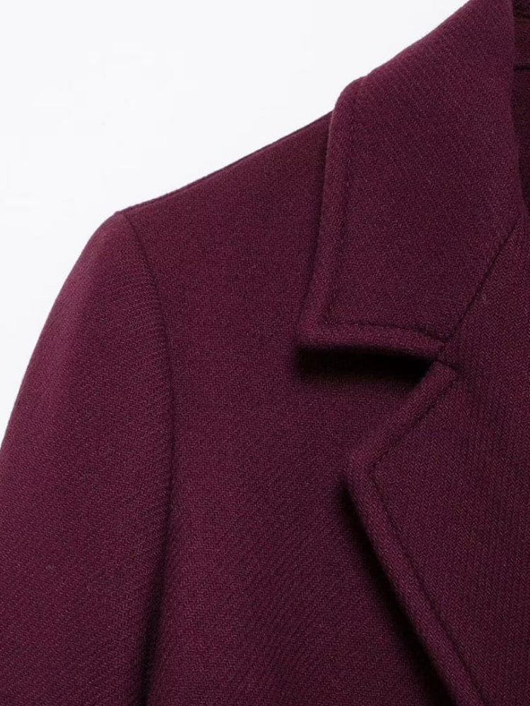 Close no ombro estruturado com ombreira do sobretudo de lã batida, garantindo postura e elegância Moda Origem.