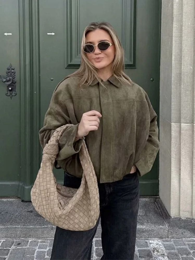 Jaqueta bomber feminina oversized em camurça cor verde vista de frente, lançamento exclusivo Moda Origem