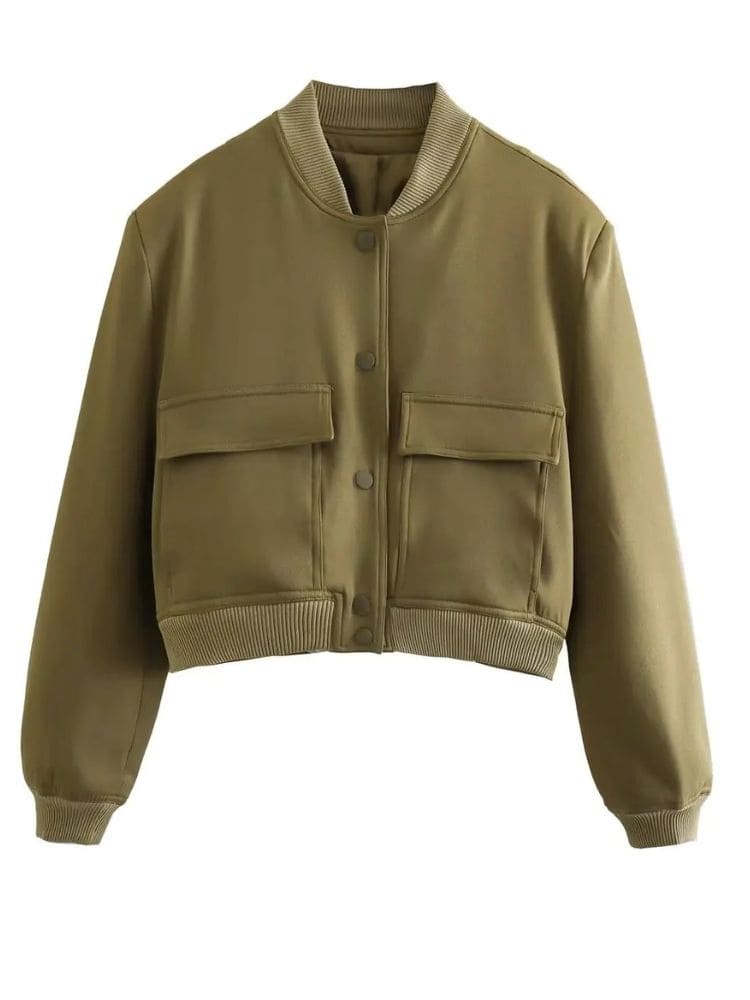 Jaqueta bomber feminina curta estilo Zara na cor verde militar, detalhe frontal com bolsos utilitários, exclusiva Moda Origem.