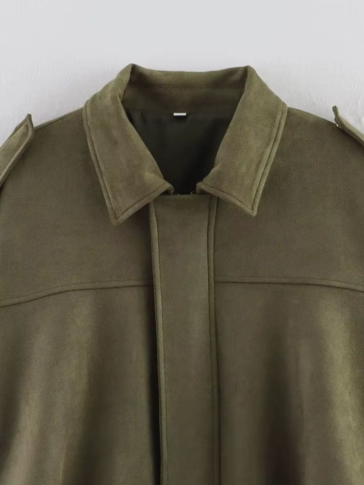 Jaqueta bomber feminina verde militar oversizer gola lapela, coleção Inverno 2026 Moda Origem.