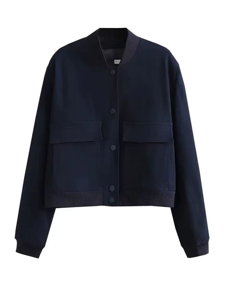 Detalhe frontal da jaqueta bomber feminina curta azul marinho em sarja estruturada, lançamento Moda Origem.