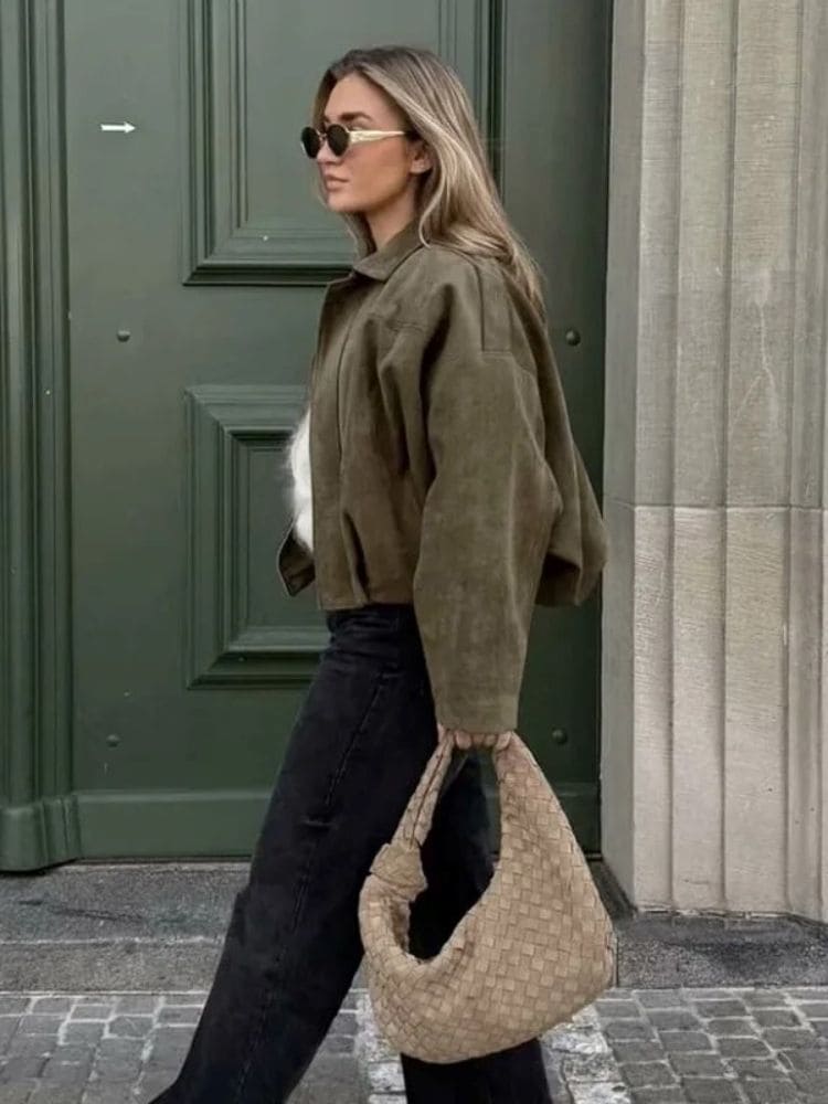 Detalhe lateral da jaqueta bomber feminina de camurça com manga morcego e zíper, Moda Origem