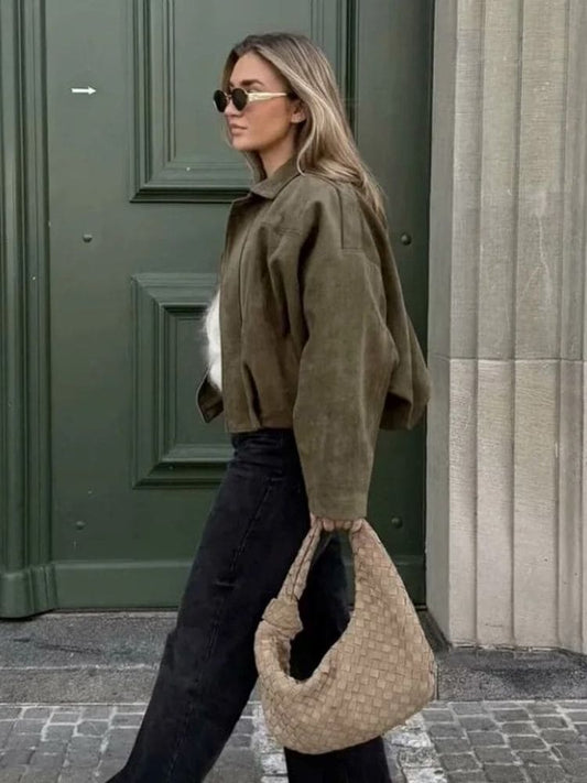 Detalhe lateral da jaqueta bomber feminina de camurça com manga morcego e zíper, Moda Origem