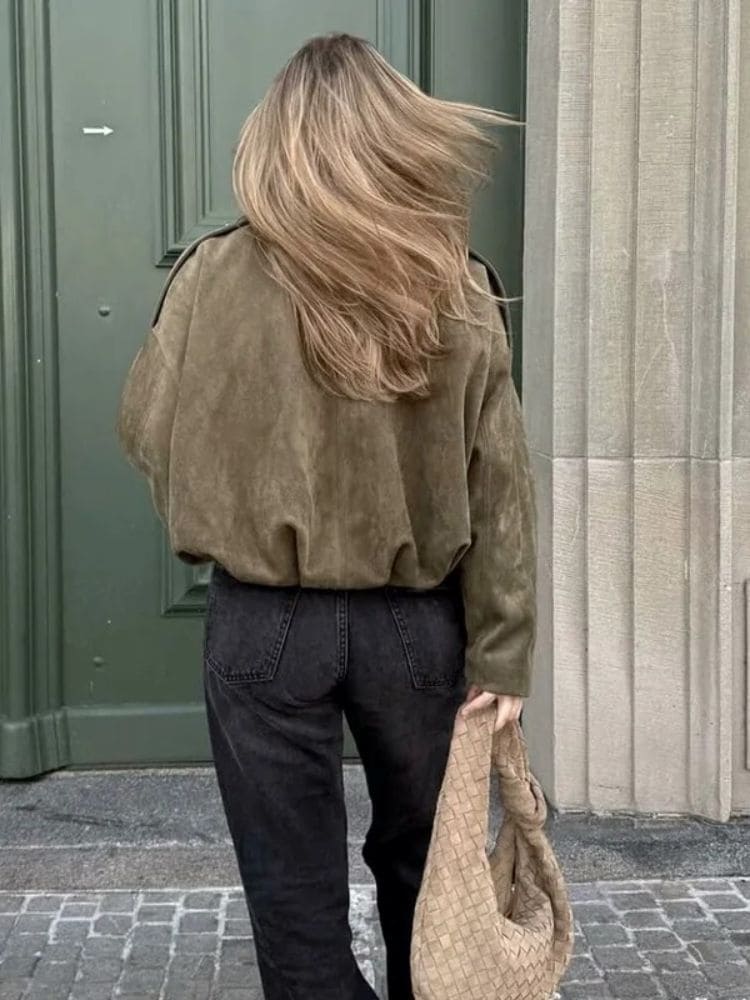 Vista de costas da jaqueta bomber oversized mostrando o caimento amplo e acabamento premium Moda Origem.