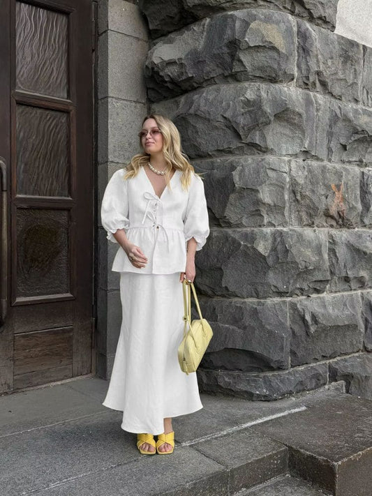 Modelo exibe caimento elegante do conjunto de algodão com saia longa branca da loja Moda Origem