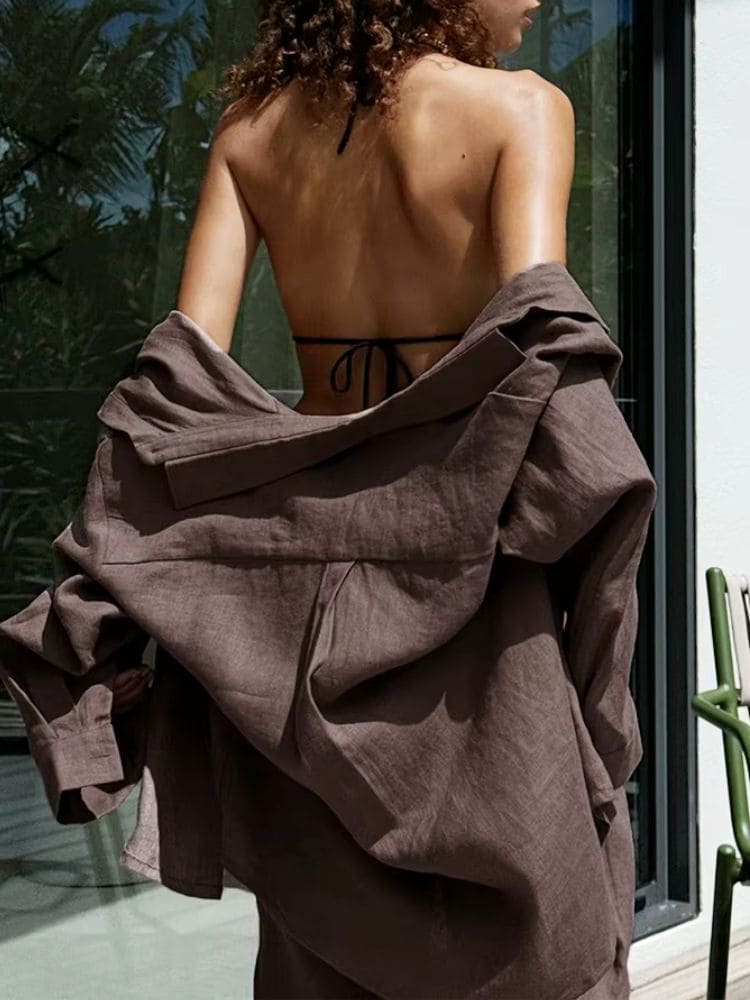 Detalhe costas do conjunto feminino marrom com caimento e corte perfeito