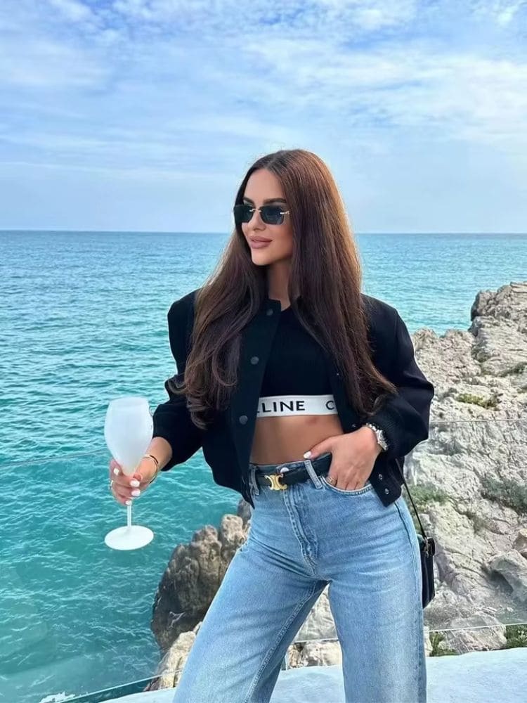 Foto de estilo da jaqueta bomber azul com acessórios modernos e calça alta, visual sofisticado para o outono inverno Moda Origem.