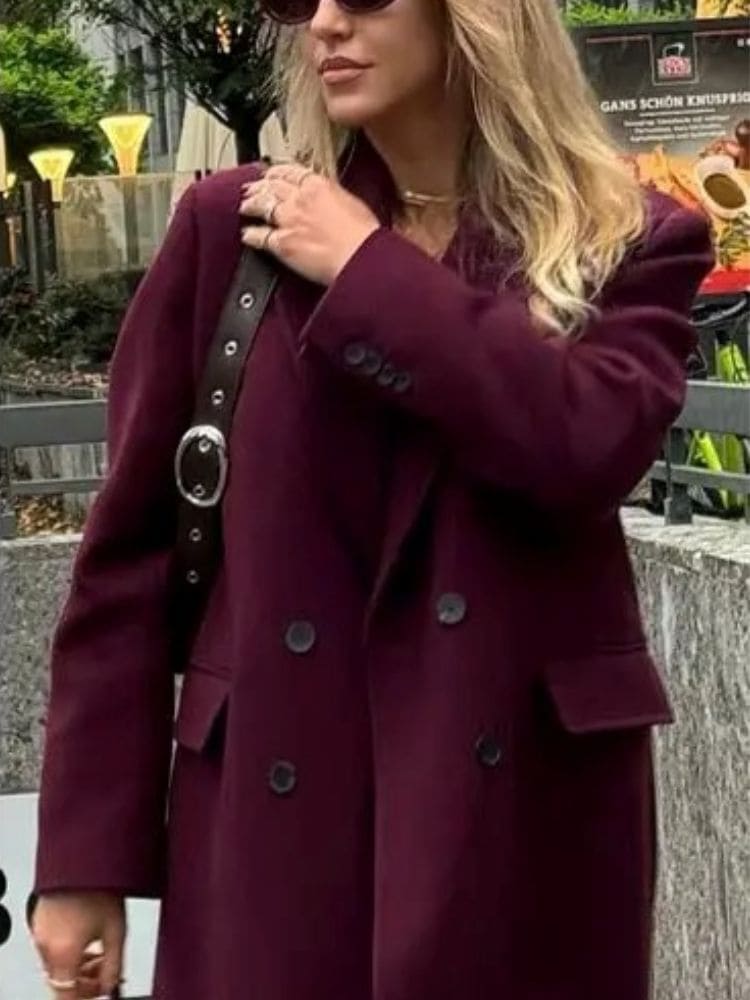 Sugestão de look de inverno com sobretudo longo marsala combinado com acessórios de luxo, Moda Origem.