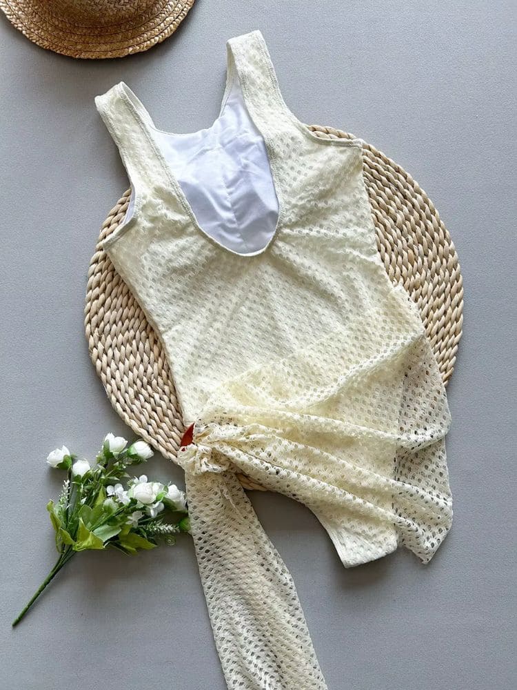 Detalhe das costas do maiô crochê feminino com saia e bojo elegante com amarração – Moda Origem