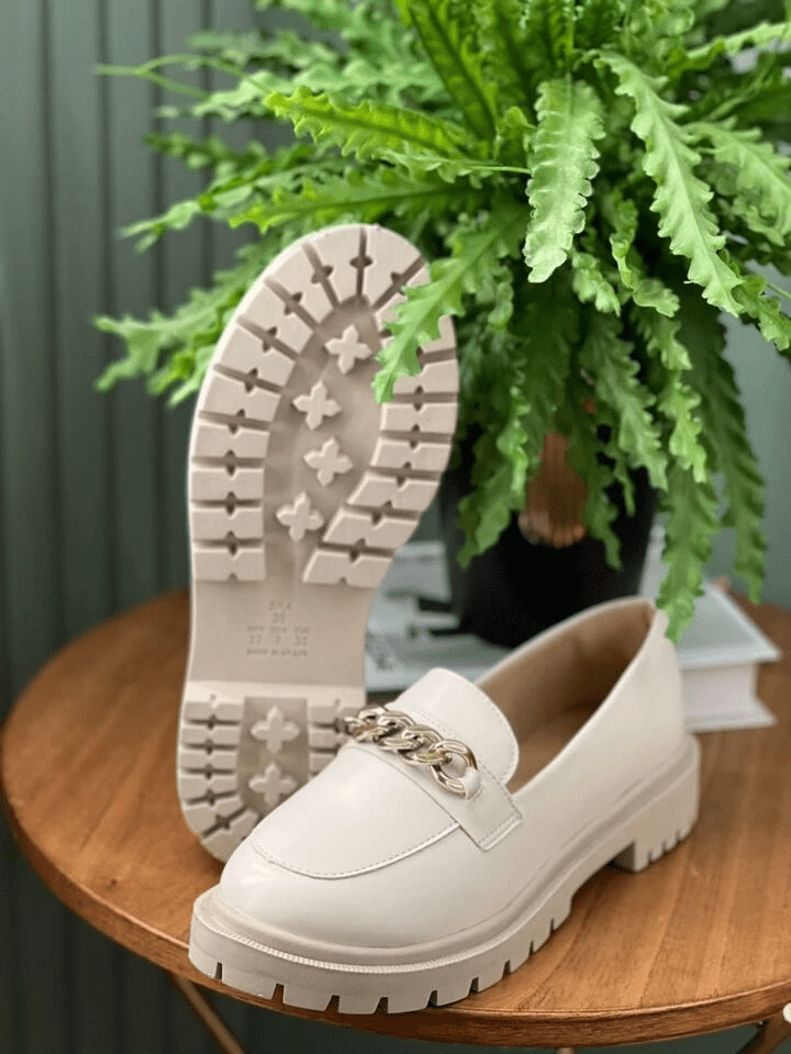 Mocassim Feminino Tratorado com Corrente Branco