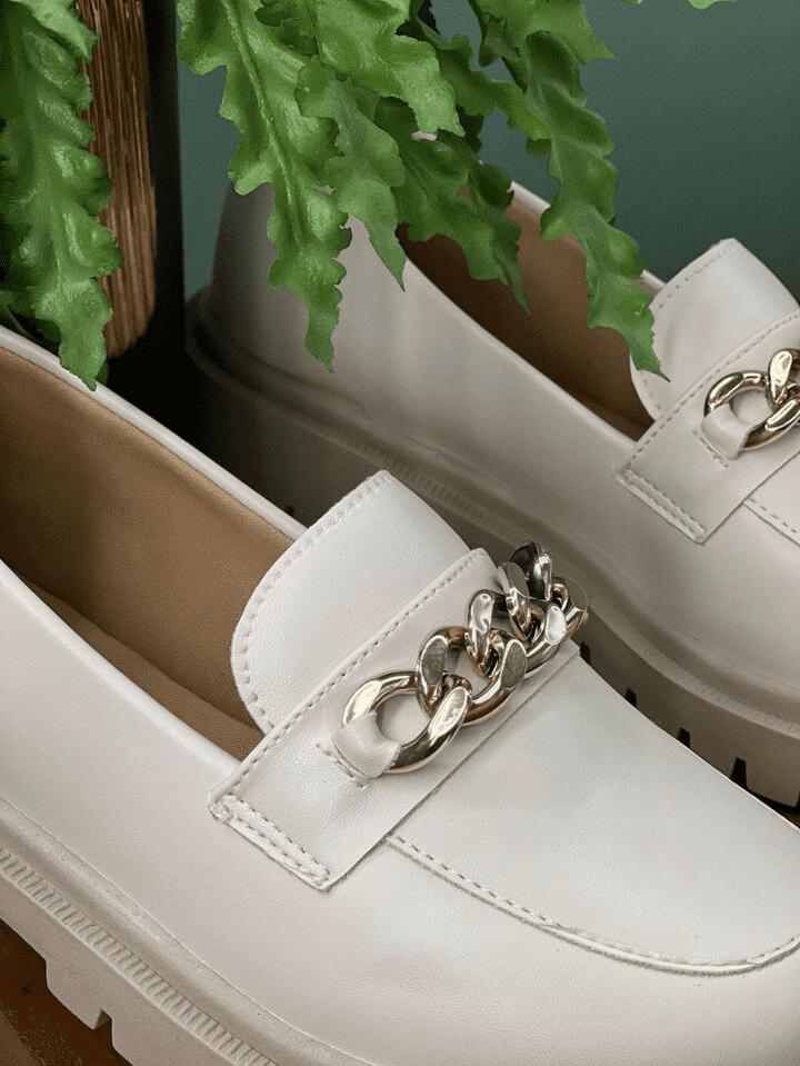 Mocassim Feminino Tratorado com Corrente Branco