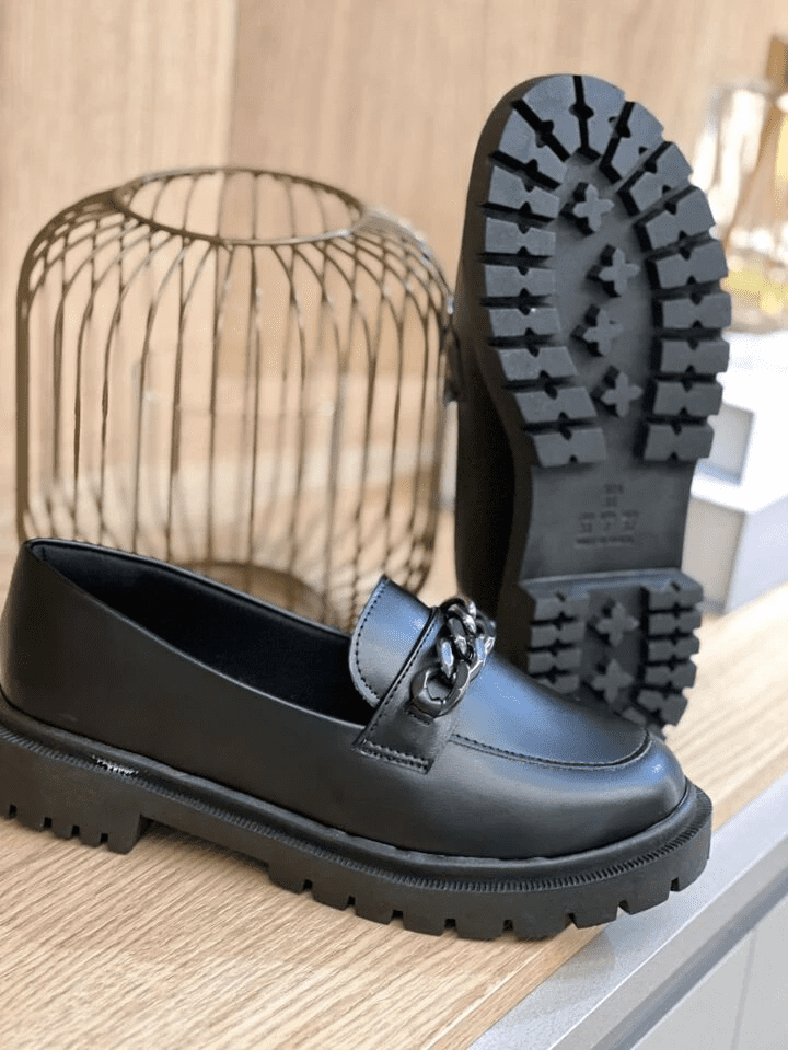 Mocassim Feminino Tratorado com Corrente Preto