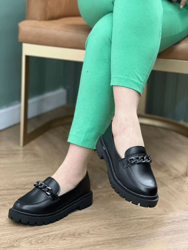 Mocassim Feminino Tratorado com Corrente Preto