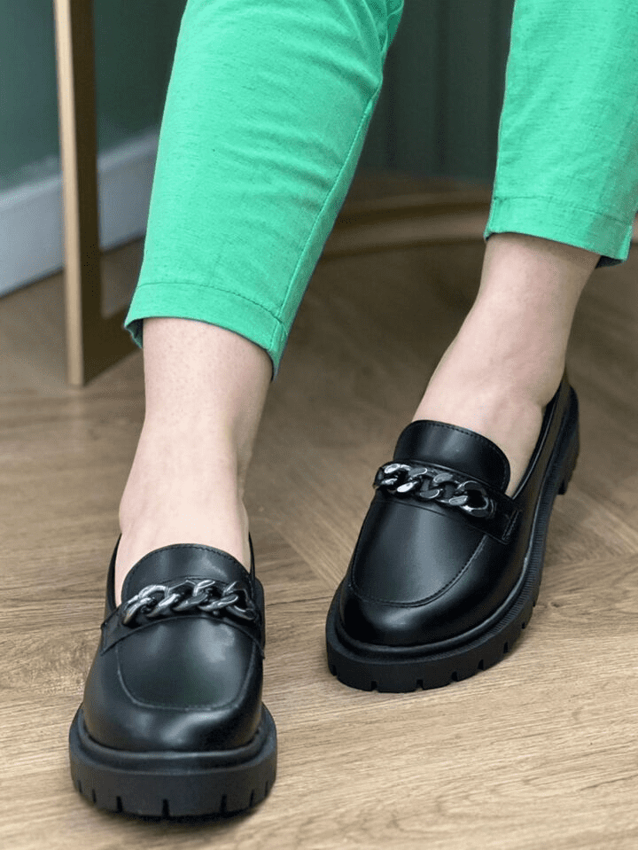 Mocassim Feminino Tratorado com Corrente Preto