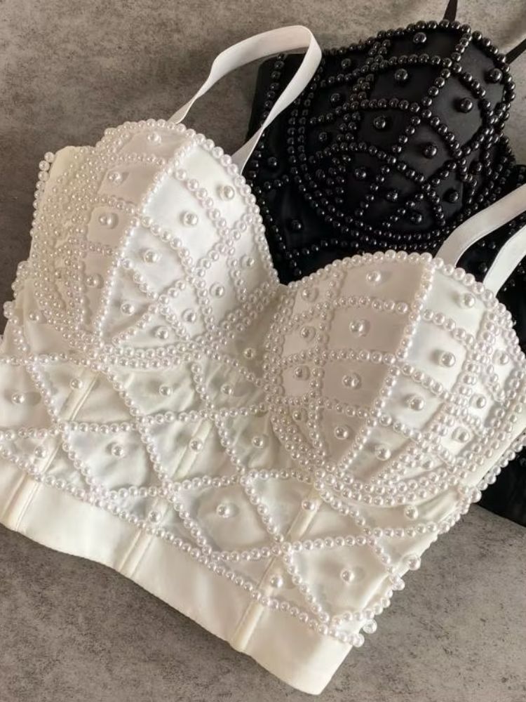 Detalhe das pérolas no Top Cropped Branco Moda Origem, design elegante