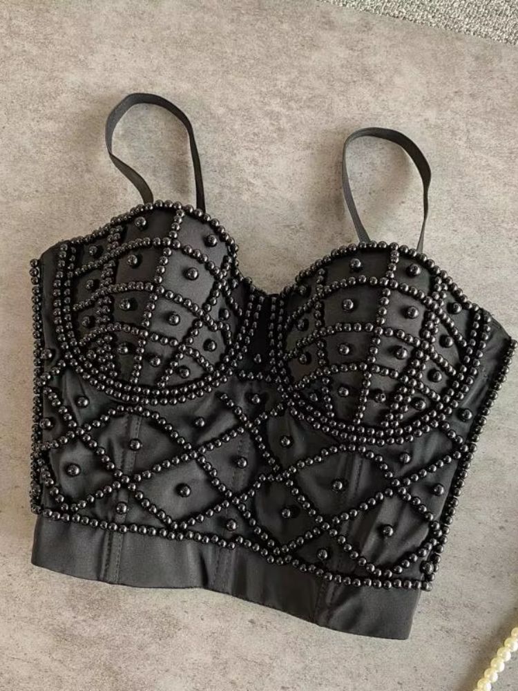 Top Cropped Preto com Pérolas Moda Origem, detalhe das pérolas aplicadas.