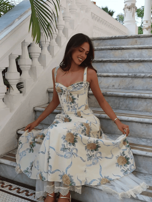 vestido midi acinturado floral que valoriza baixinhas marcando a cintura