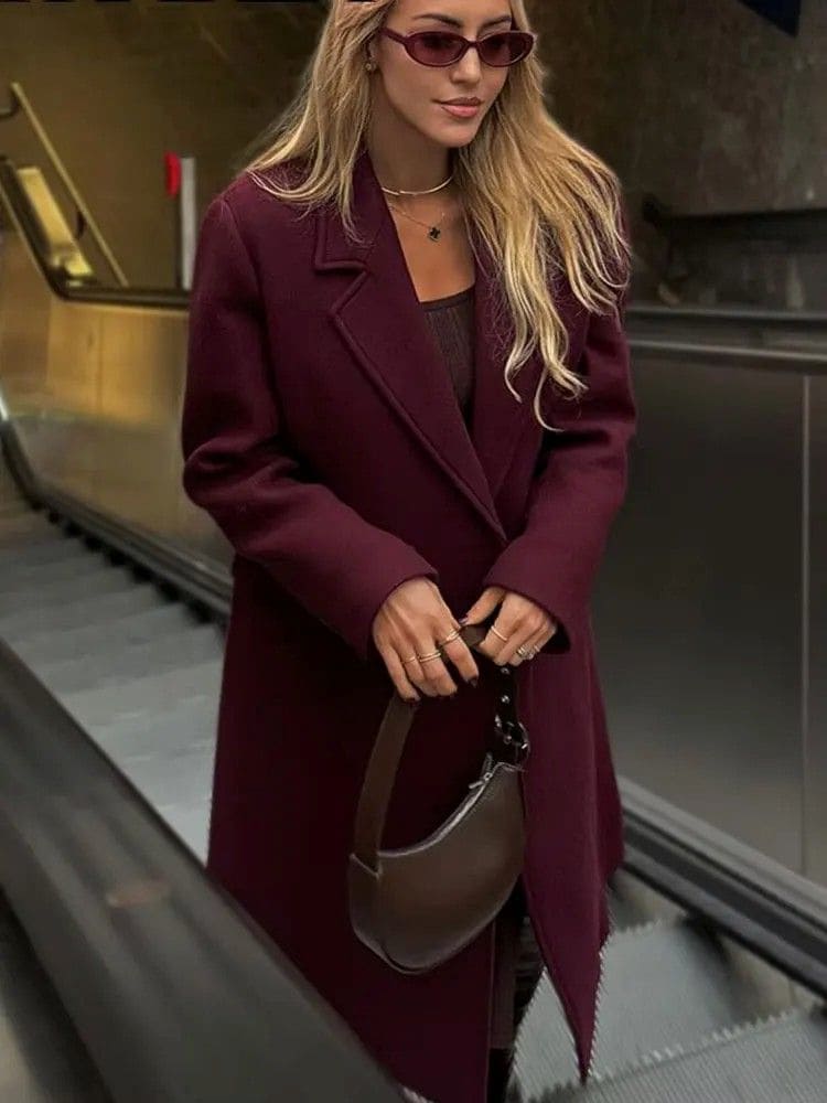 Modelo vestindo sobretudo feminino longo de lã batida premium na cor marsala de corpo inteiro, Moda Origem.