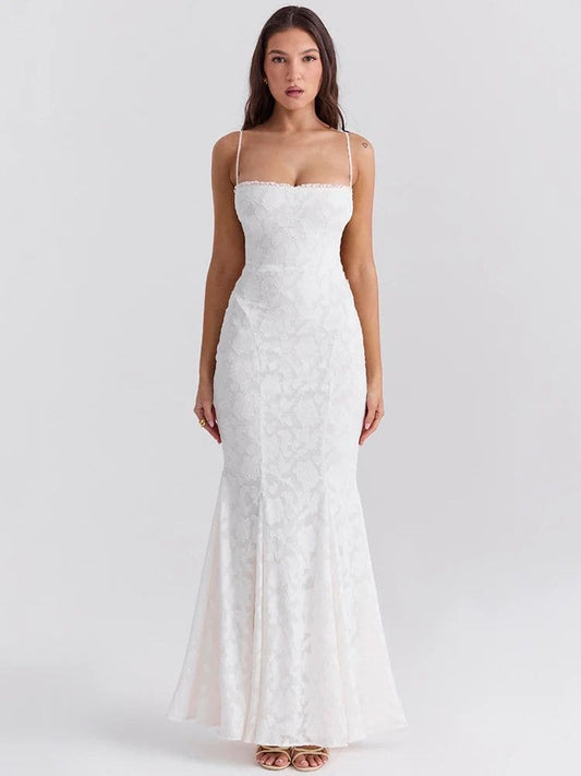 Vestido branco longo com renda, modelo de frente, ideal para eventos formais. Moda Origem
