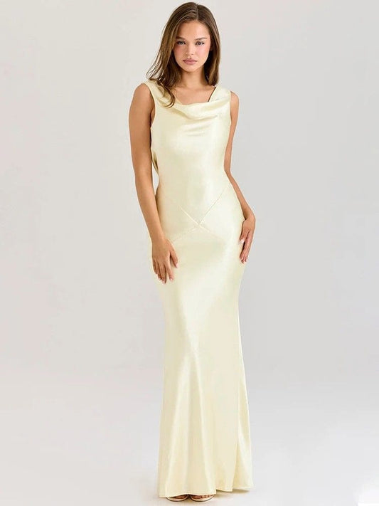 Modelo com vestido de cetim amarelo visto de frente – Moda Origem