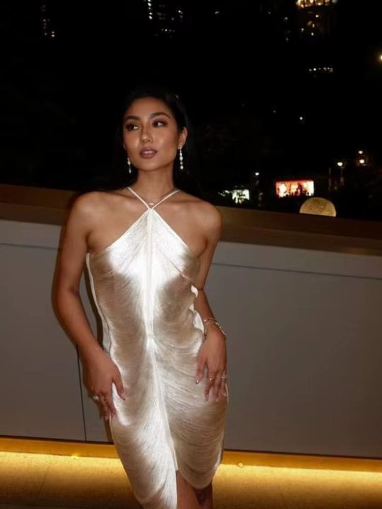 Vestido Curto Feminino Elegante Prata, detalhe do decote, da Moda Origem