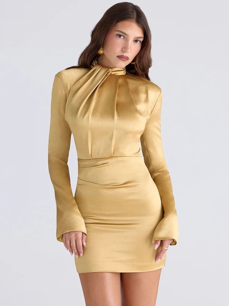 Modelo o Vestido Curto Dourado Acetinado decote com Manga Longa da Moda Origem