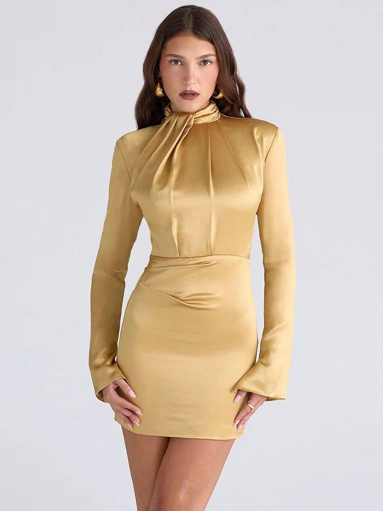 Modelo de frente usando o Vestido Curto Dourado Acetinado com Manga Longa da Moda Origem