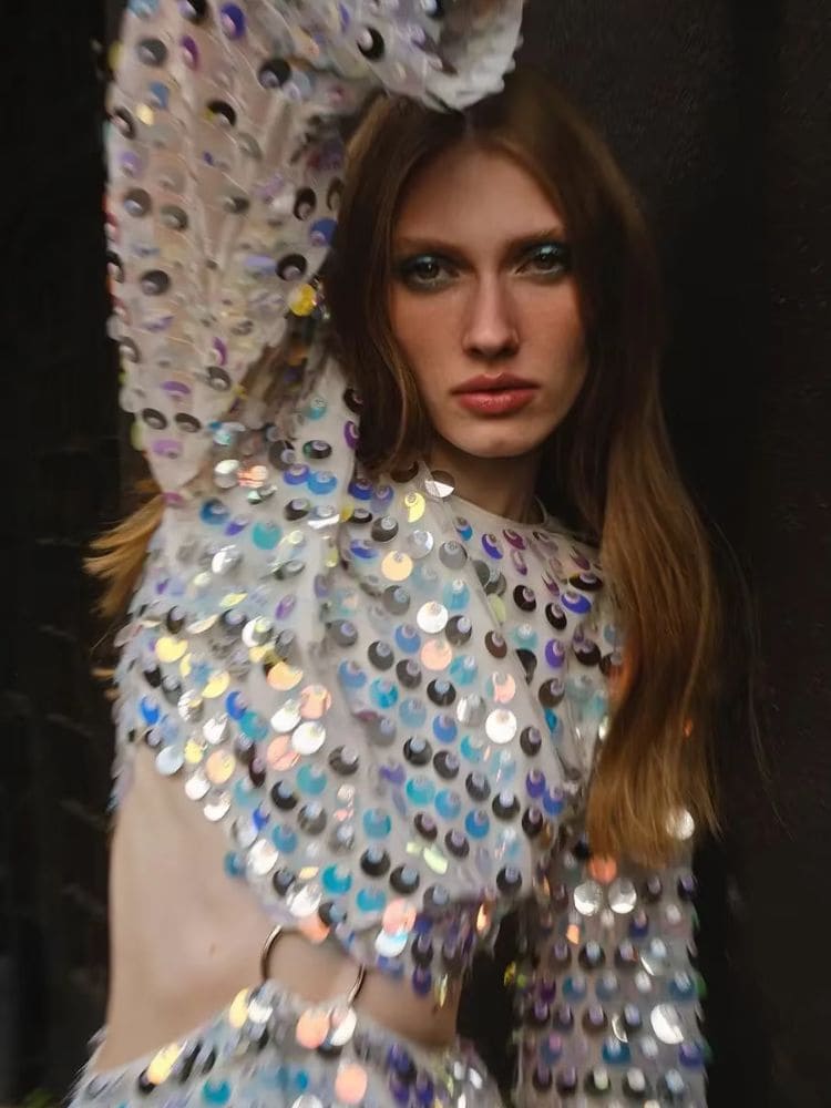 Vestido curto prata com paetês, vista frontal em alta definição – Moda Origem