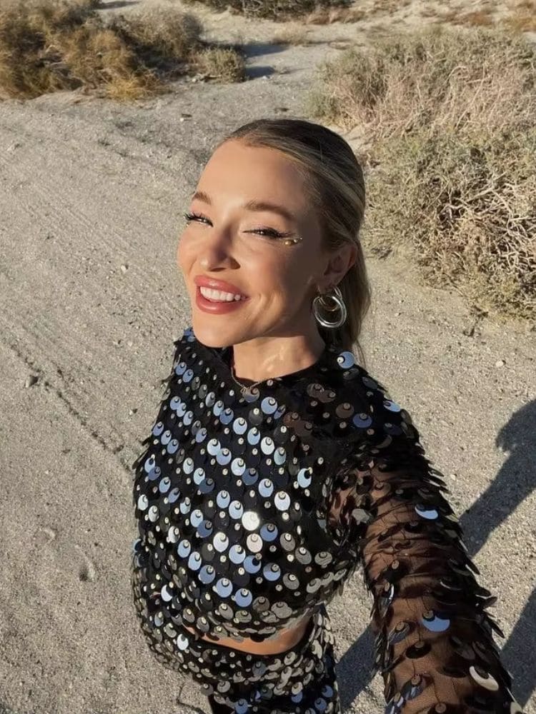 Vestido curto com paetês preto decote detalhe do caimento – Moda Origem