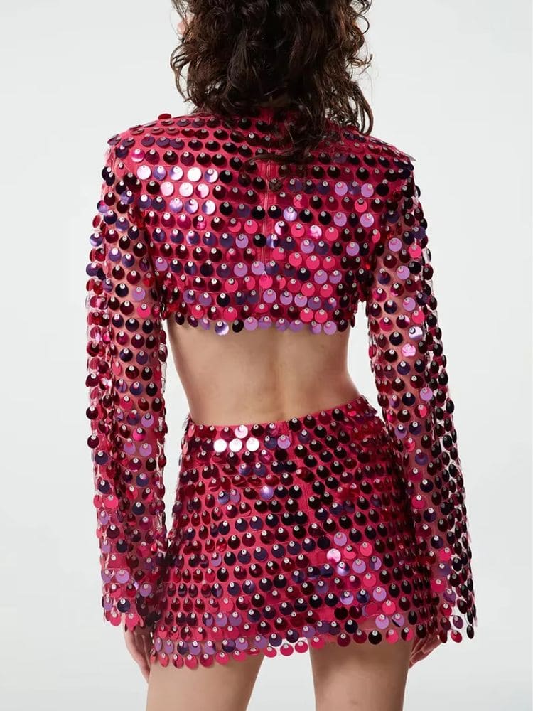 Vestido curto com paetês rosa visto por trás, detalhe do caimento – Moda Origem