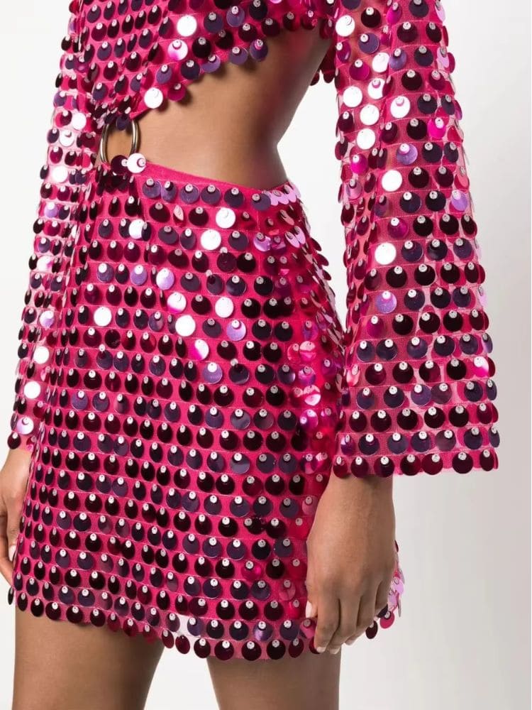 Detalhe da argola frontal no vestido rosa em paetês, acabamento premium – Moda Origem