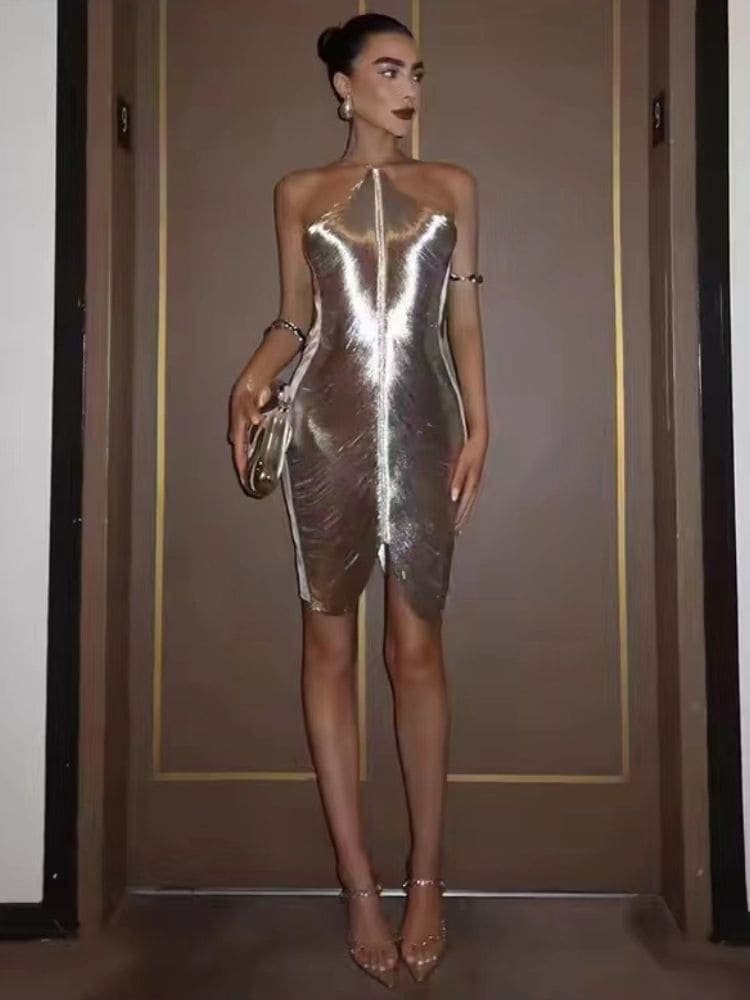 Vestido Curto Feminino Elegante Prata, usando acessórios, look completo da Moda Origem