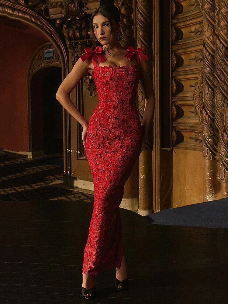 Vestido de renda longo vermelho para festa à noite com design sofisticado – Moda Origem